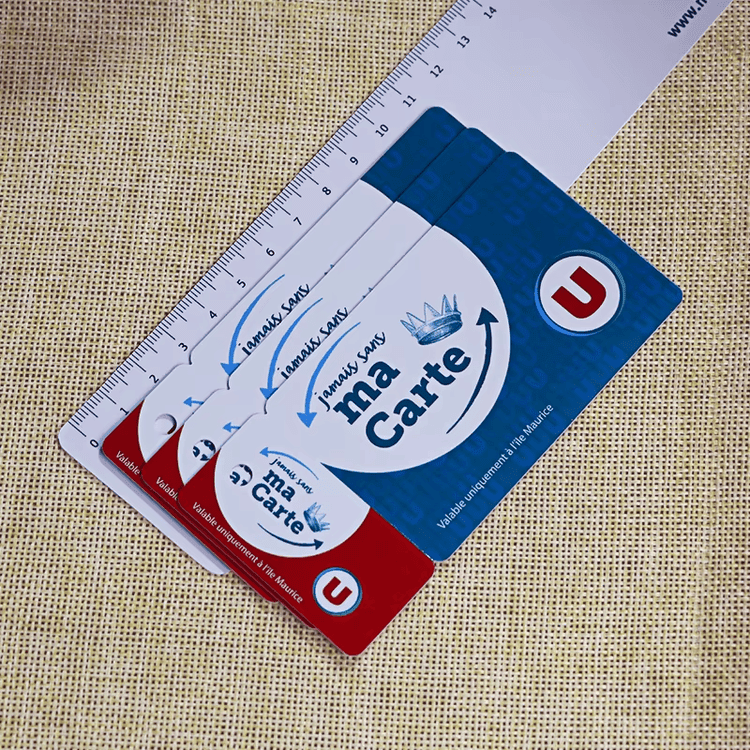 Više RFID kombinovanih kartica sa otkinjivim privjesima za ključeve poravnato je uz lenjir kao podrška bezbednoj identifikaciji i tokovima praćenja.