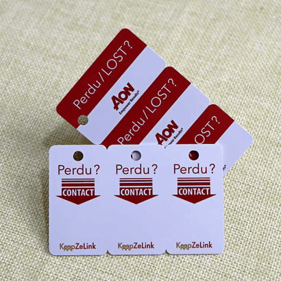 Izbliza prikaz štampe varijabilnih podataka sa jedinstvenim QR kodom na kampus kartici za trenutnu digitalnu verifikaciju studenta