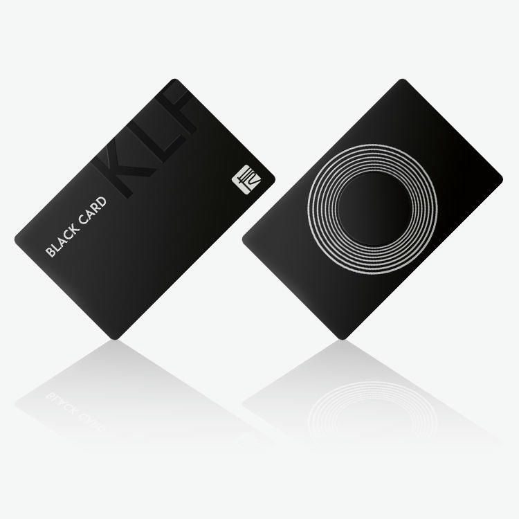 Nekoliko pozlaćenih metalnih kontaktnih IC kartica raspoređeno je radi prikaza elegantnih boja i visokog kvaliteta izrade.