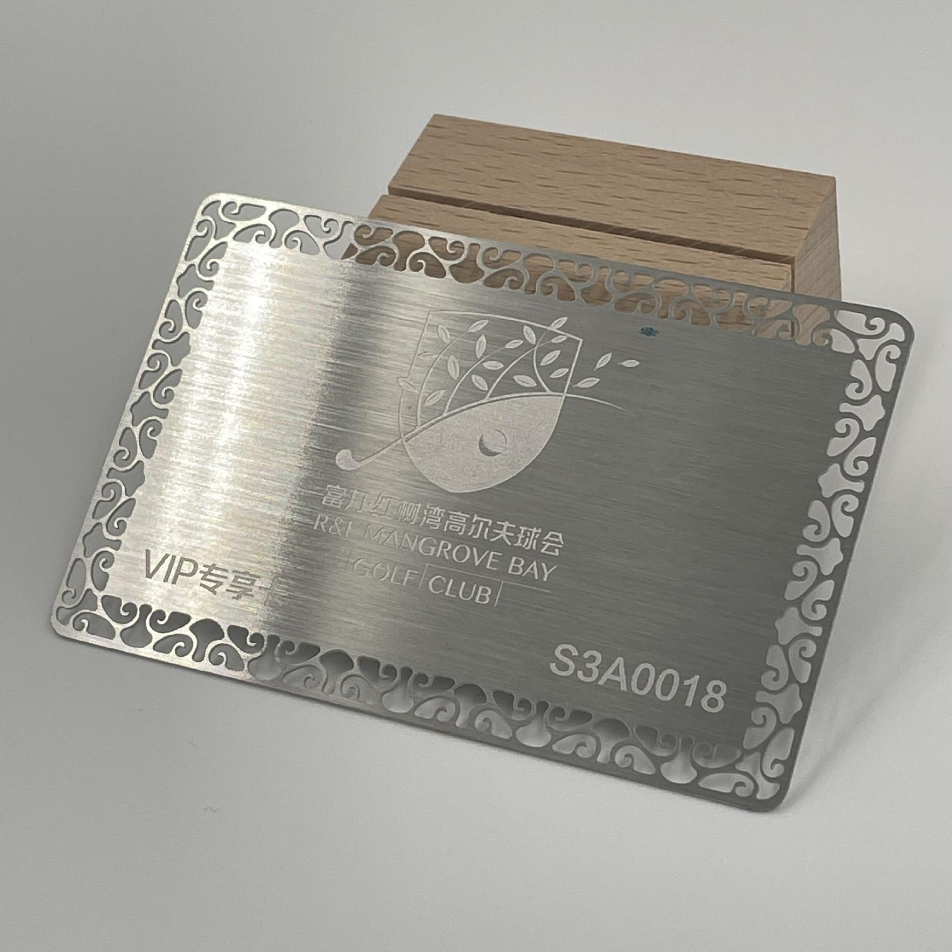 Crne mat metalne vizit karte za premijum brendove prikazane sa četkastom metalnom završnom obradom za kupce koji upoređuju rešenja metalnih vizit karti.