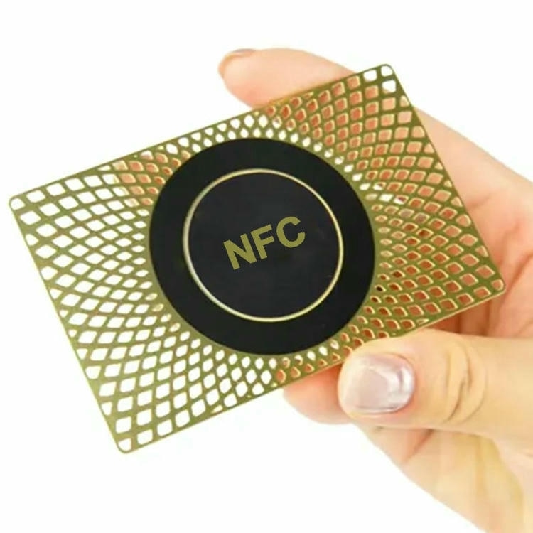 Fotografija proizvoda Gravirane metalne NFC vizitkarte za premijum umrežavanje sa naglaskom na porudžbinu na veliko za projekte iz kategorije Metalne poslovne kartice.