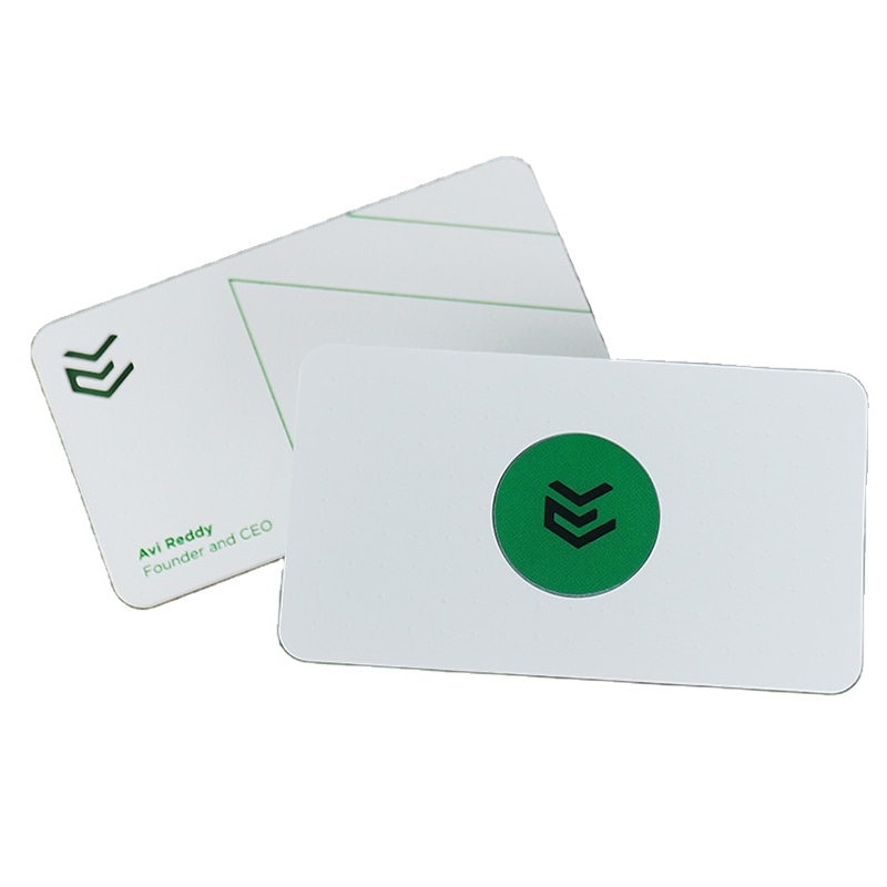 Gravirane metalne NFC vizitkarte po meri prikazane iz perspektive jasne prilagođene štampe kartica za primene na metalnih vizitkarti.
