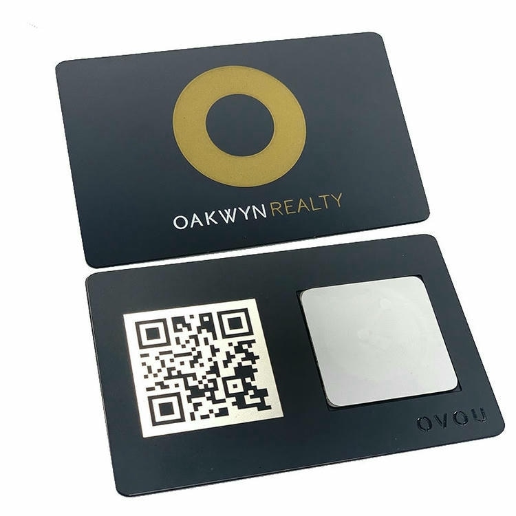 Fotografija proizvoda Gravirane metalne NFC vizitkarte za premijum umrežavanje prikazuje maloprodajno pakovanje u kategoriji Metalne poslovne kartice.