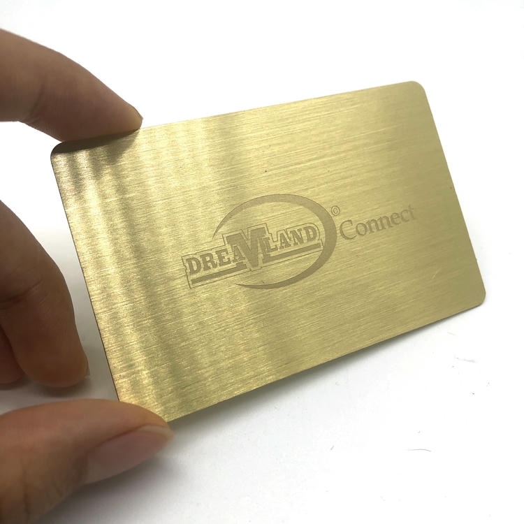 Ova slika prikazuje Šuplje metalne vizitkarte sa izrezima za rukovodioce i ističe izdržljivo metalno kućište za primene iz kategorije Metalne poslovne kartice.