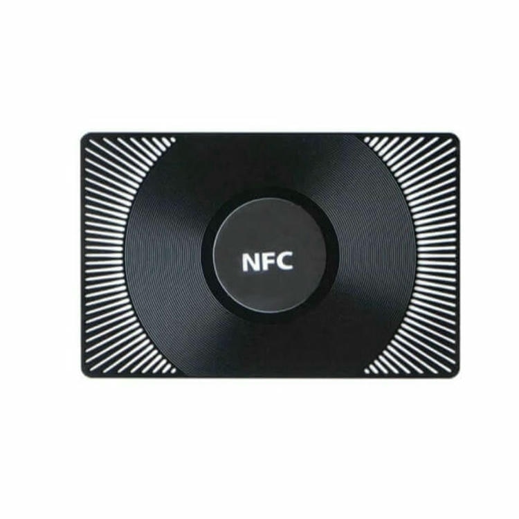 Fotografija proizvoda Mat crne metalne NFC vizitkarte sa gravurom i izrezima iz perspektive koja ističe prikaz detalja za primene iz kategorije Metalne poslovne kartice.
