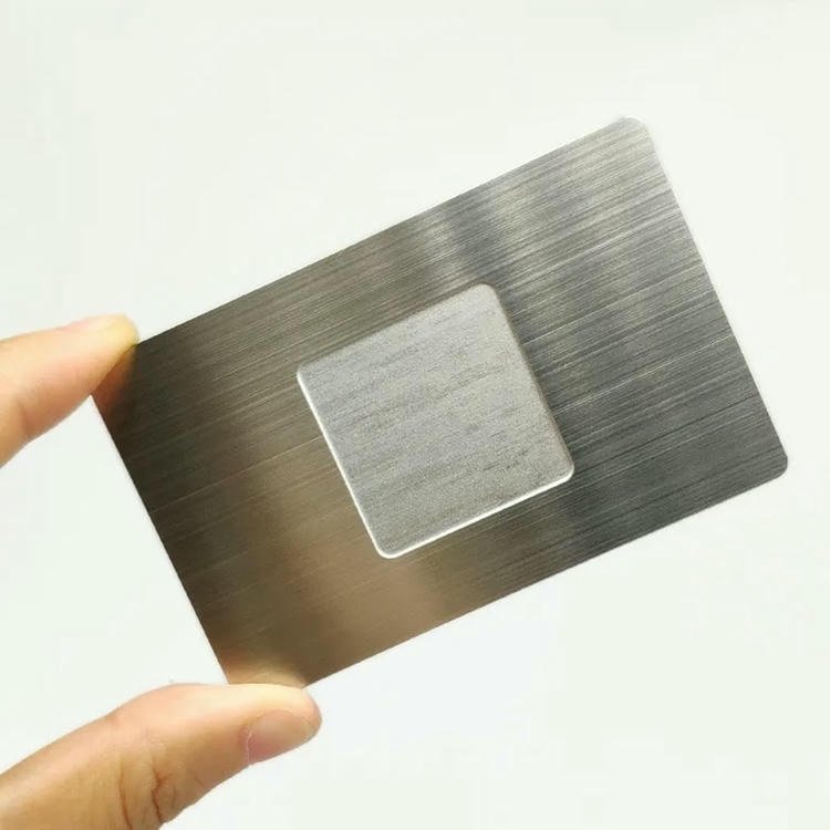 Fotografija proizvoda Metalne NFC vizitkarte za deljenje kontakta dodirom sa naglaskom na završnu obradu materijala za projekte iz kategorije Metalne poslovne kartice.