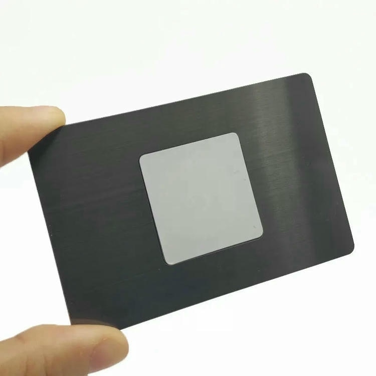 Fotografija proizvoda Metalne NFC vizitkarte za deljenje kontakta dodirom prikazuje bočni izgled u kategoriji Metalne poslovne kartice.