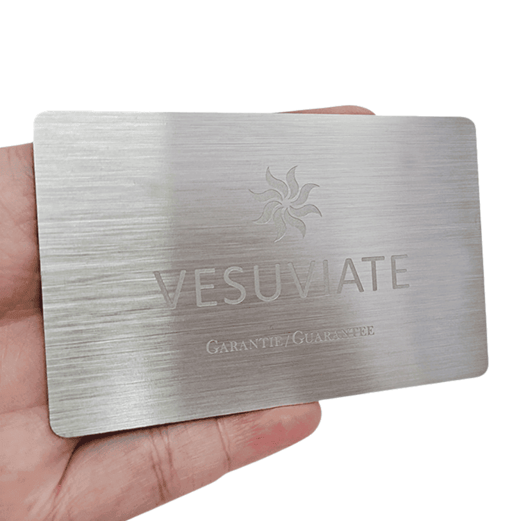 Fotografija proizvoda Vizitkarte od nerđajućeg čelika sa gravurom i izrezima sa naglaskom na detalj laserskog rezanja za projekte iz kategorije Metalne poslovne kartice.