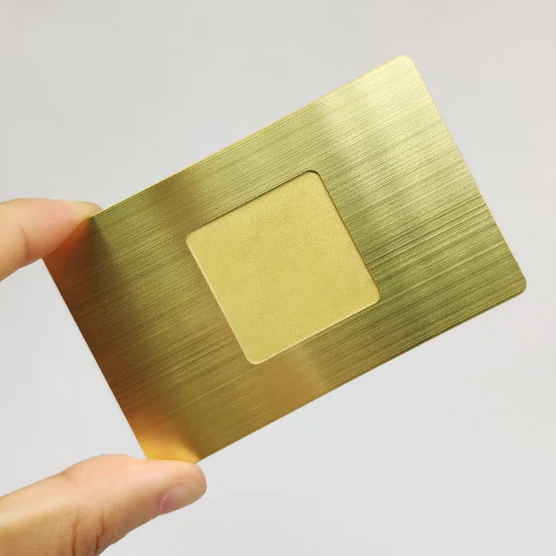 Prilagođene NFC metalne vizit karte od nerđajućeg čelika prikazane iz perspektive jasnog zadnjeg prikaza za primene Metalnih vizit karti.
