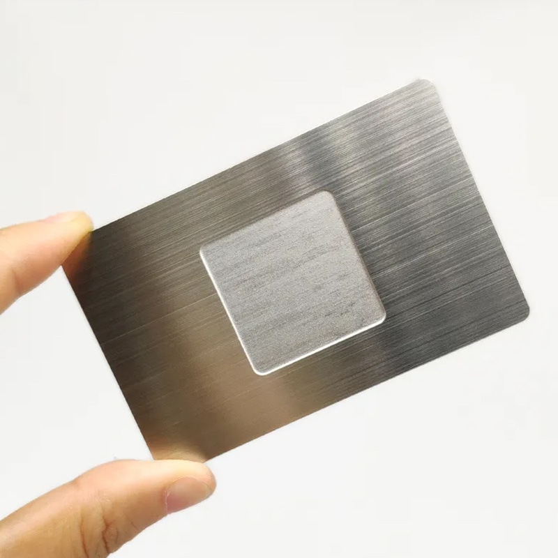 Prilagođene NFC metalne vizit karte od nerđajućeg čelika prikazane sa fokusom na bočni prikaz za projekte Metalnih vizit karti.