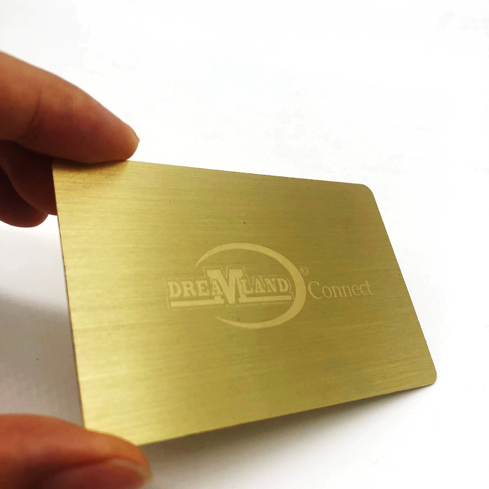 Zlatom platirane metalne vizit karte za premijum brendove prikazane sa graviranim logotipom za kupce koji upoređuju rešenja metalnih vizit karti.