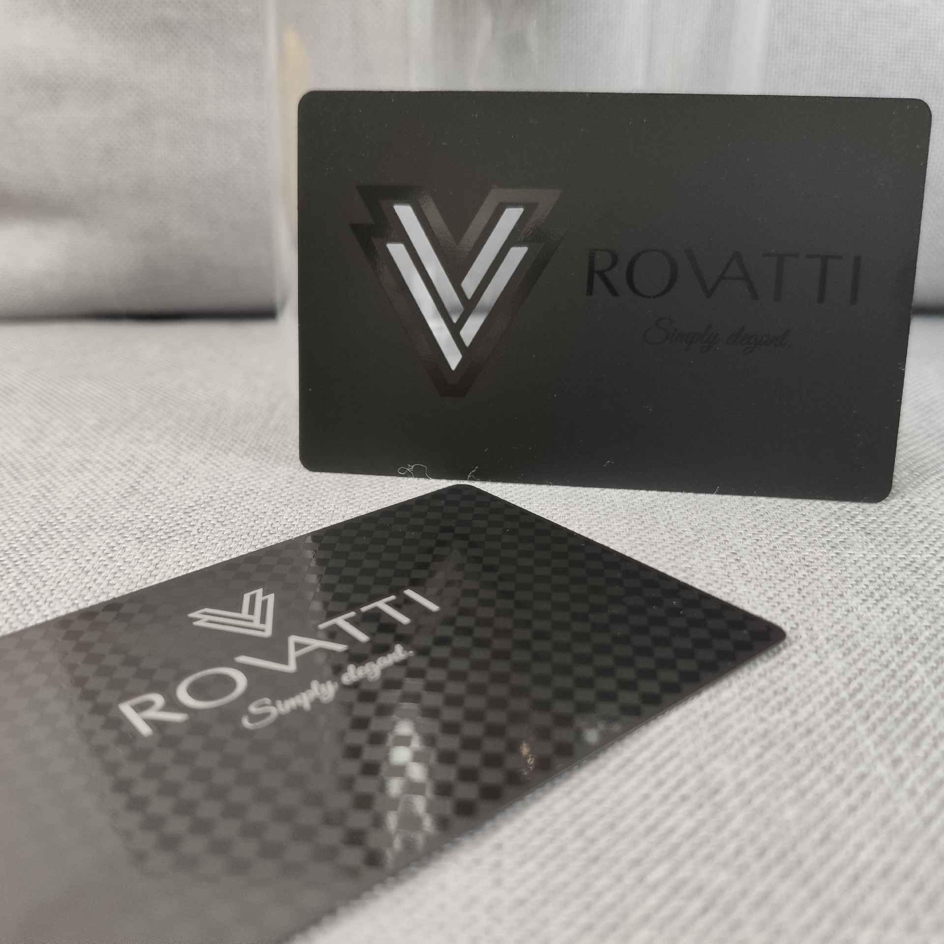 Poslovne kartice od metala sečene laserom za prilagođene brendove, prikazane iz jasne perspektive brušene metalne završne obrade za primene poslovnih kartica od metala.