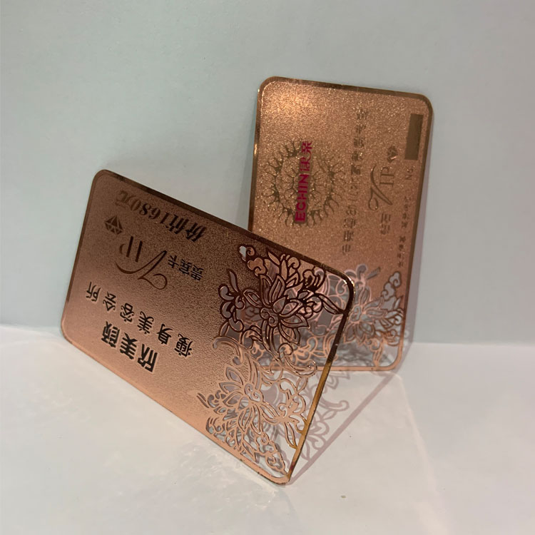 Fotografija proizvoda Poslovne kartice od metala sečene laserom za prilagođene brendove koja prikazuje gravirani logo u kategoriji poslovnih kartica od metala.