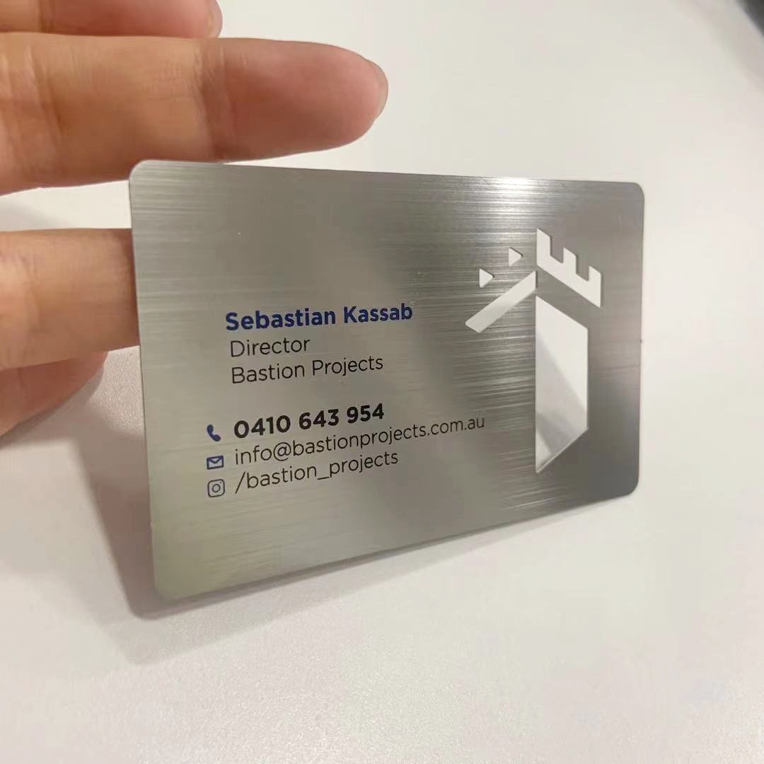 Ova slika ističe minimalističke metalne vizit karte za čist brending sa detaljem rezanja laserom za primene metalnih vizit karti.