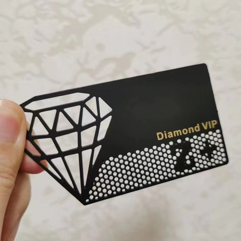 Fotografija proizvoda minimalističkih metalnih vizit karti za savremene brendove koja prikazuje izdržljivo metalno telo u kategoriji metalnih vizit karti.