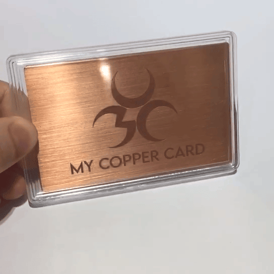 Fotografija proizvoda Personalizovane metalne vizitkarte za premijum brend sa naglaskom na zadnji izgled za projekte iz kategorije Metalne poslovne kartice.