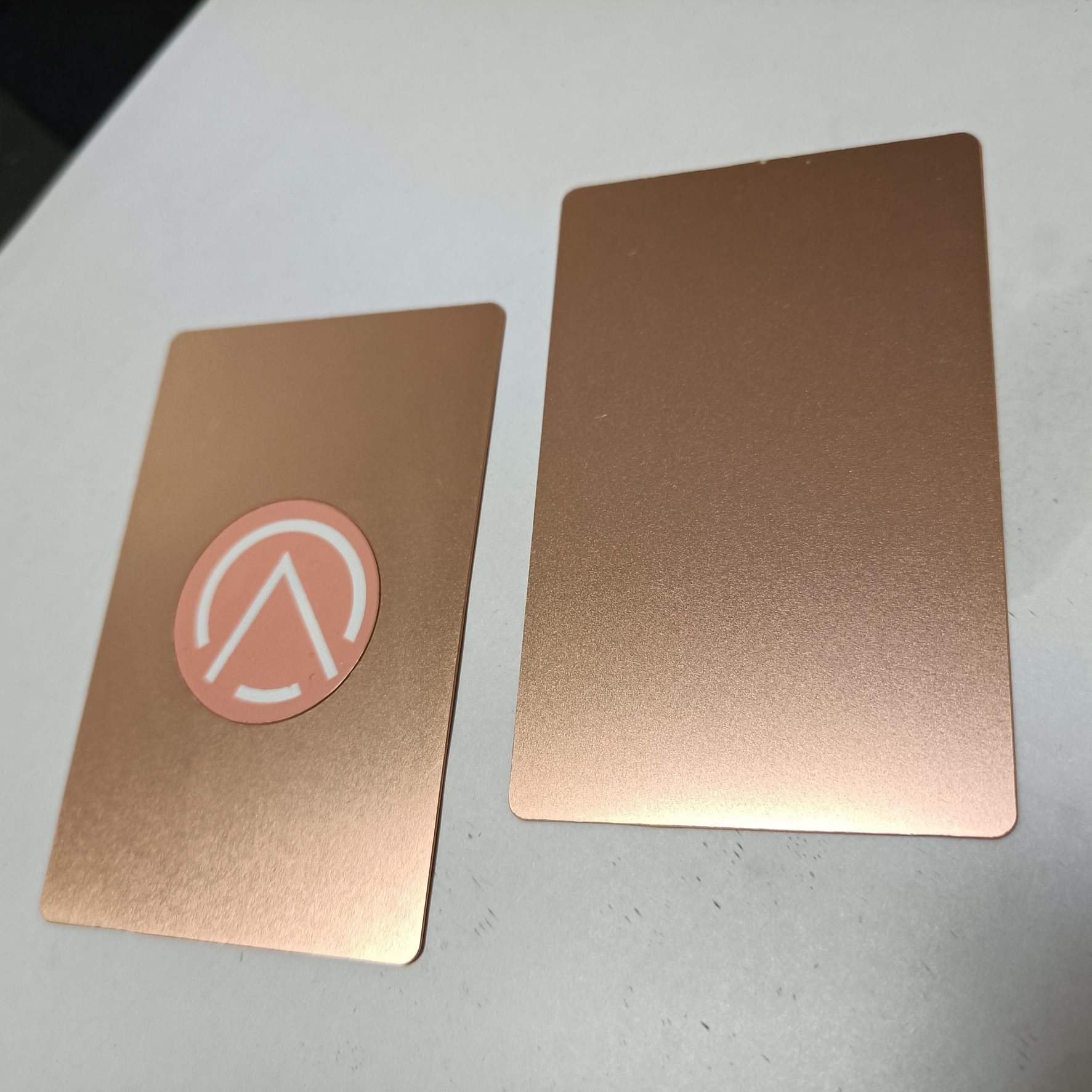 Personalizovane metalne vizit-karte za prilagođeno brendiranje prikazane sa fokusom na beskontaktno skeniranje za projekte metalnih vizit-karti.