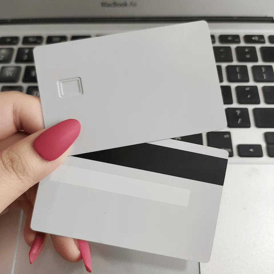 Ovaj lepezasti prikaz uzoraka boja metalnih kontaktnih kartica predstavlja opcije poput zlatne, srebrne i crne za identitet brenda.