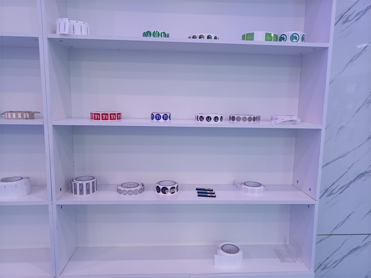 Ova slika ističe 13.56MHz HF RFID nalepnicu za pouzdano obeležavanje na metalnoj površini za primene HF RFID nalepnica.