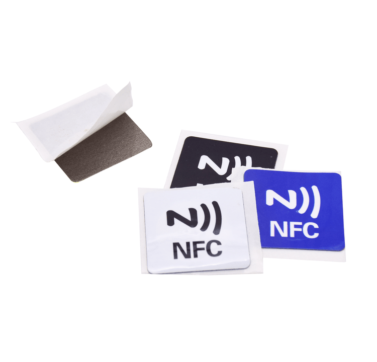 Fotografija proizvoda NFC HF etikete koje povezuju muzejske eksponate sa turama sa prikazom beskontaktno skeniranje za kupce koji porede rešenja iz kategorije HF RFID etikete.