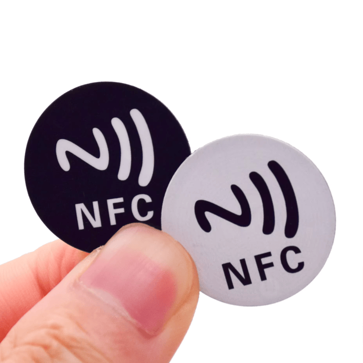 NFC HF etiketa za muzejske obilaske eksponata prikazana sa fokusom na metalnoj površini za projekte HF RFID etiketa.