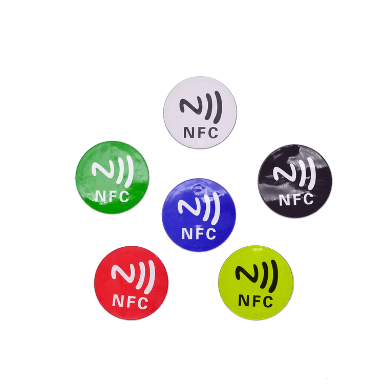 NFC HF etiketa za muzejske obilaske eksponata prikazana sa fokusom na praćenje u skladištu za projekte HF RFID etiketa.