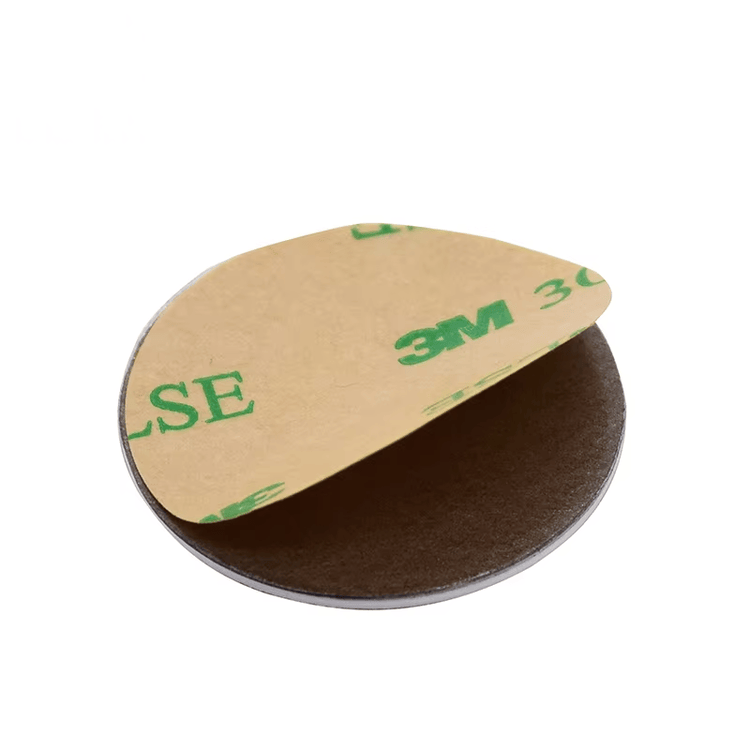 NFC nalepnica za javne kioske i pametnu signalizaciju prikazana sa fokusom na lepljivu podlogu za projekte HF RFID etiketa.