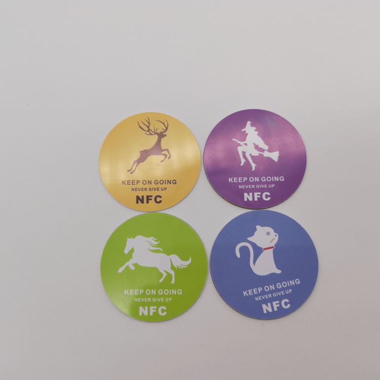 Fotografija proizvoda NFC nalepnice za javne kioske i pametnu signalizaciju sa naglaskom na izdržljivu etiketu za projekte iz kategorije HF RFID etikete.