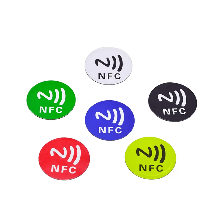 NFC nalepnica za javne kioske i pametnu signalizaciju – fotografija proizvoda koja prikazuje na metalnoj površini u kategoriji HF RFID etiketa.