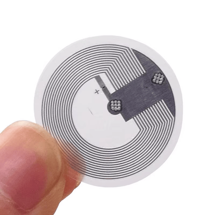 HF RFID nalepnica za medicinske kartone pacijenata za EHR dosijee, fotografija proizvoda koja prikazuje na metalnoj površini u kategoriji HF RFID nalepnica.