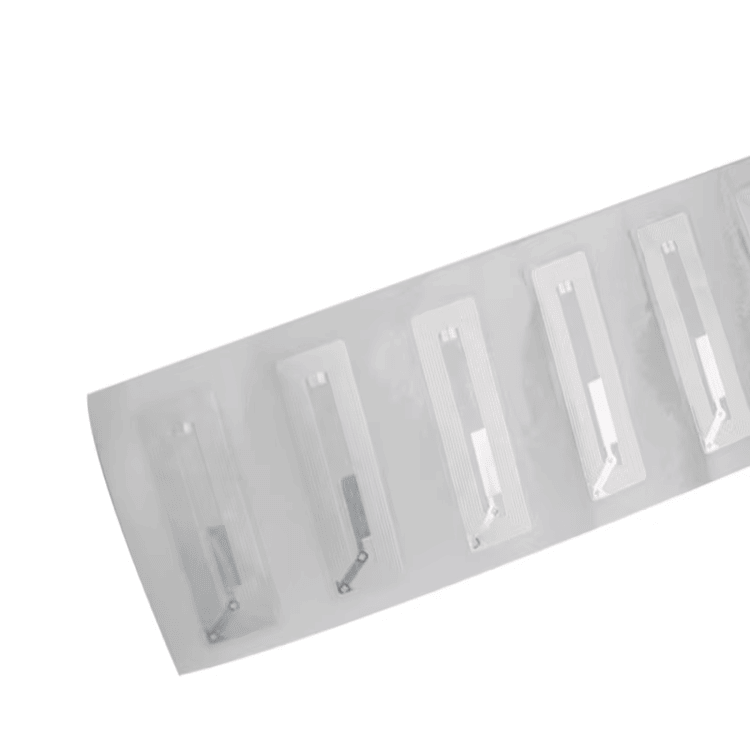 HF RFID etikete za viseće etikete odevnih predmeta u maloprodaji prikazane na metalnoj površini za kupce koji upoređuju rešenja HF RFID etiketa.