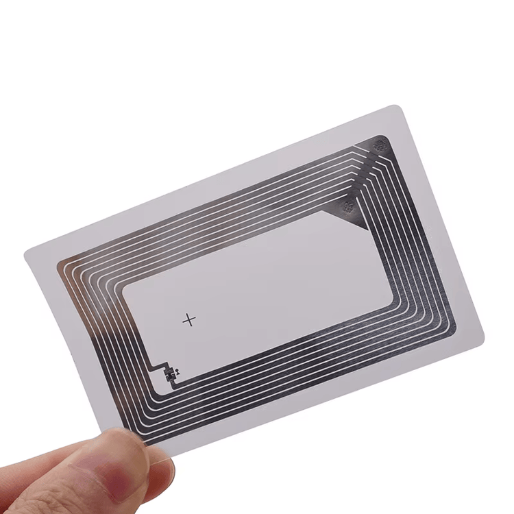 HF RFID oznake za alat za evidenciju održavanja, prikazane na metalnoj površini za kupce koji upoređuju rešenja HF RFID etiketa.