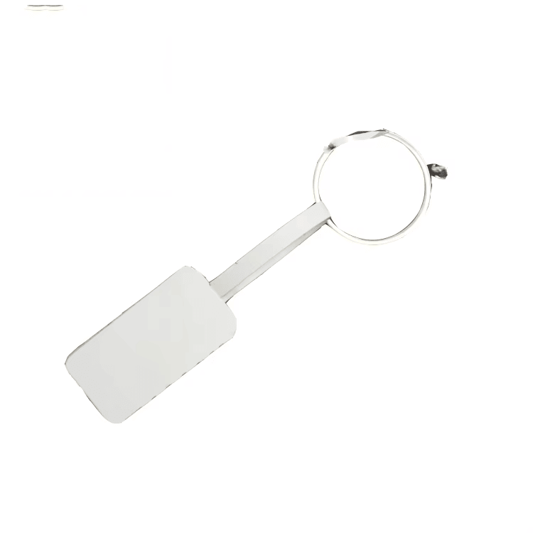 Obična bela RFID oznaka za nakit pričvršćena je na prsten kako bi se prikazao prazan format pre prilagođene štampe.