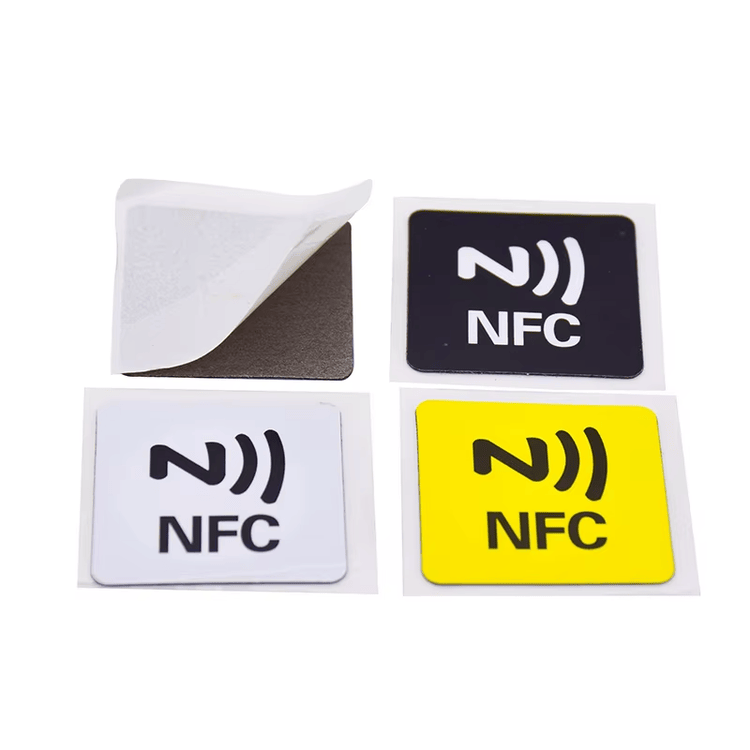 Kolaž prikazuje kvadratne PVC RFID oznake za metal s NFC logotipom i odlepljenom podlogom koja ističe slojevitu konstrukciju za metal.