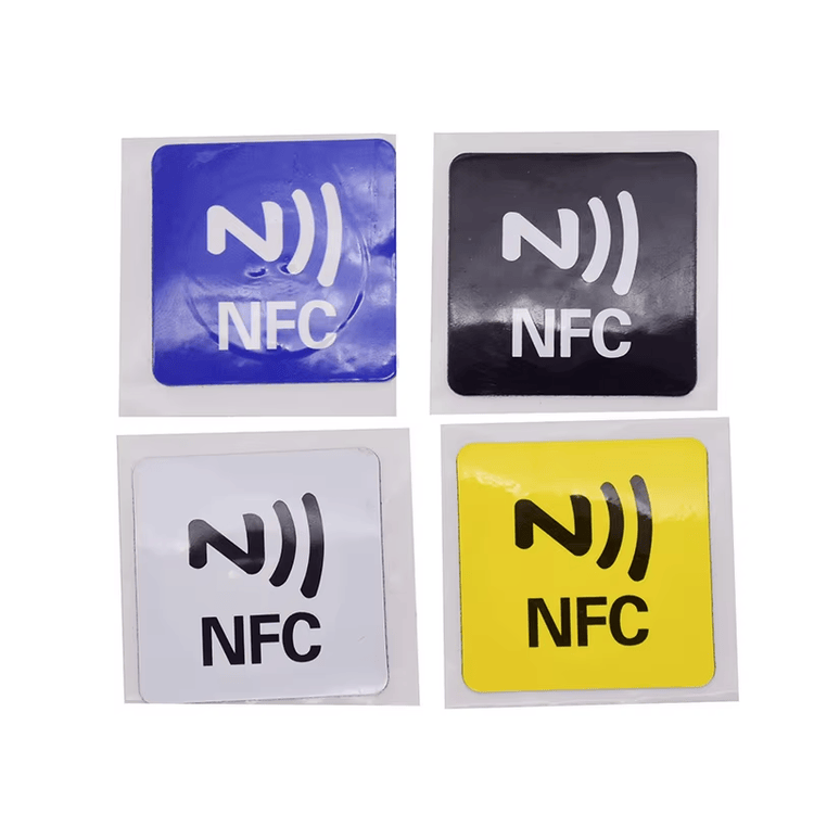 Četiri kvadratne PVC RFID oznake za metal u plavoj crnoj beloj i žutoj boji s NFC logotipom prikazuju opcije boja za štampane etikete opreme.