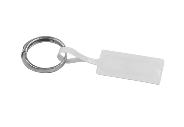 Prazna RFID etiketa za nakit pričvršćena je na prsten kako bi se prikazala zadnja strana i oblik petlje za pričvršćivanje.