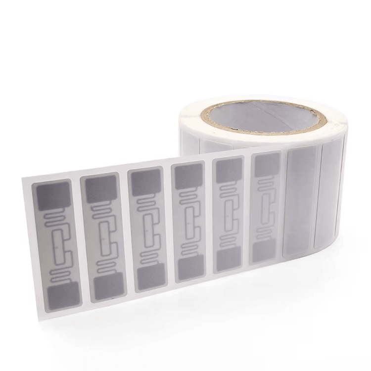 Fotografija proizvoda UHF RFID etikete za automatizaciju magacinskih poslova sa prikazom završnu obradu materijala za kupce koji porede rešenja iz kategorije UHF RFID etikete.