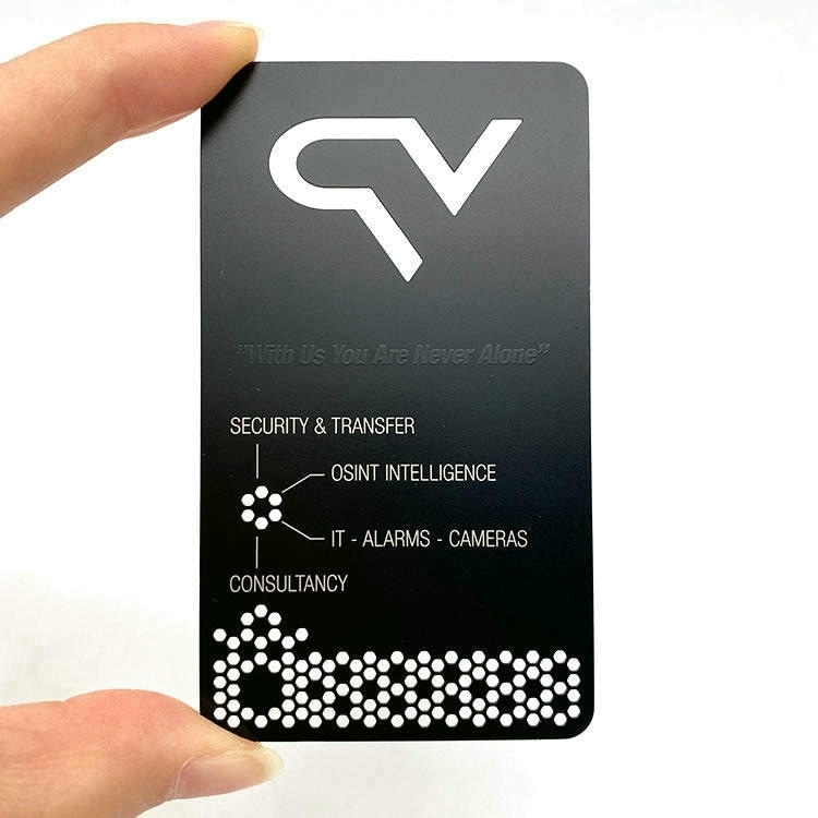 Crna metalna vizitkarta ima veliki beli logotip i tačkasti uzorak koji prikazuju lasersko graviranje i kontrastnu štampu za brendiranje.