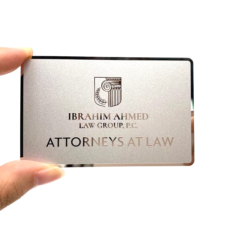 Prilagođene metalne poslovne kartice sa premijum završnom obradom prikazane sa fokusom na detalj čipa za projekte metalnih poslovnih kartica.