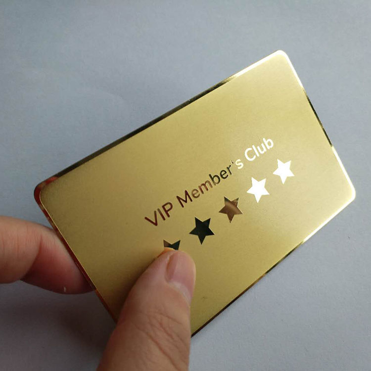 Zlatna metalna kartica VIP Member's Club je fotografisana sa ikonama zvezdica za čistu premijum prezentaciju članstva.