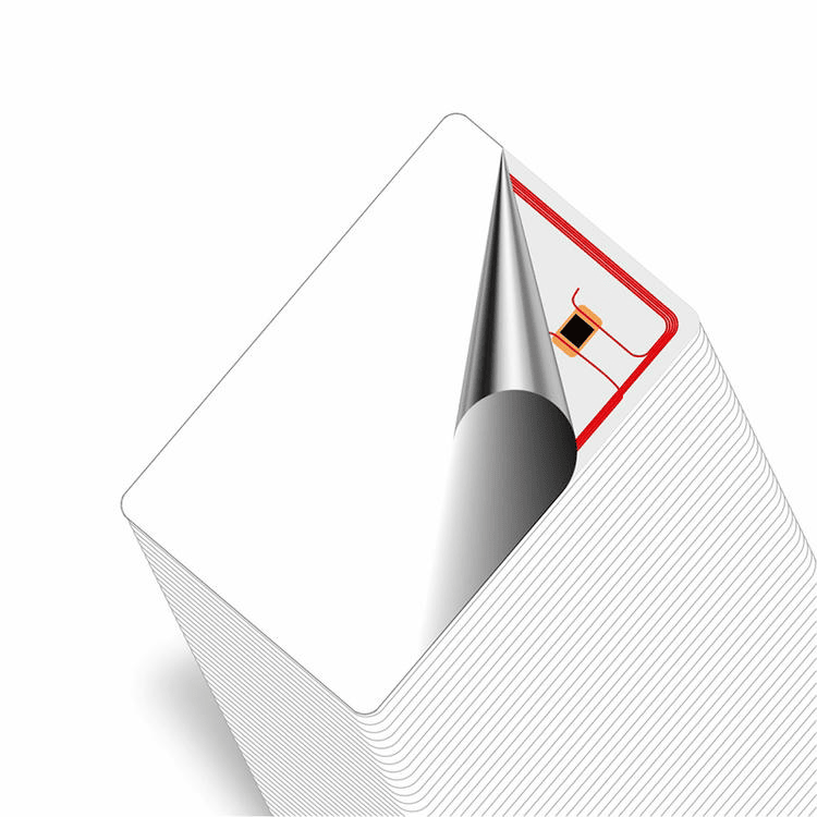 Digitalni nonijus koji meri preciznu debljinu pametne kartice za kontrolu pristupa kako bi se potvrdile standardne dimenzije za kompatibilnost sa hardverom.