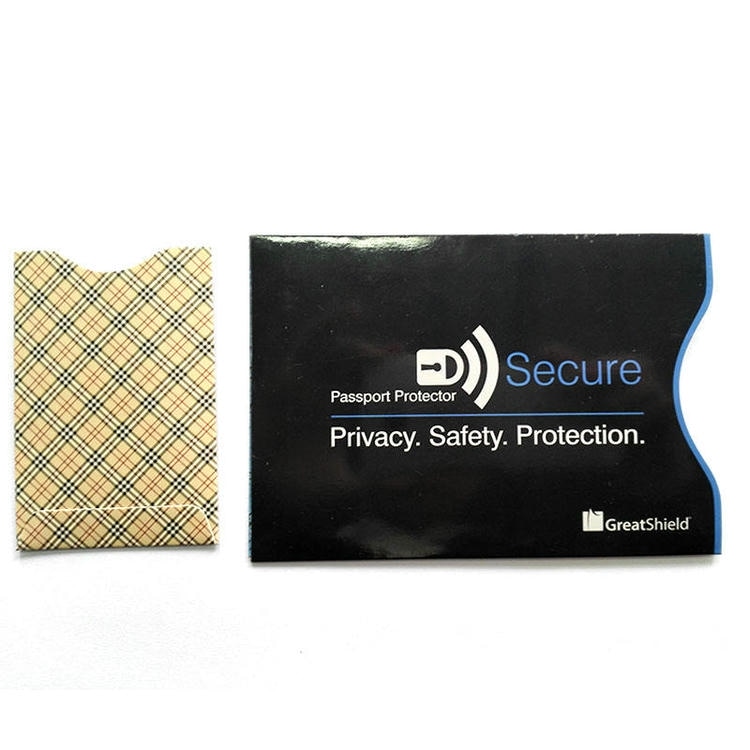 Karirana futrola pored crne RFID zaštitne futrole Secure prikazuje dve opcije dizajna za privatnost kartica u držaču vizitkarti.