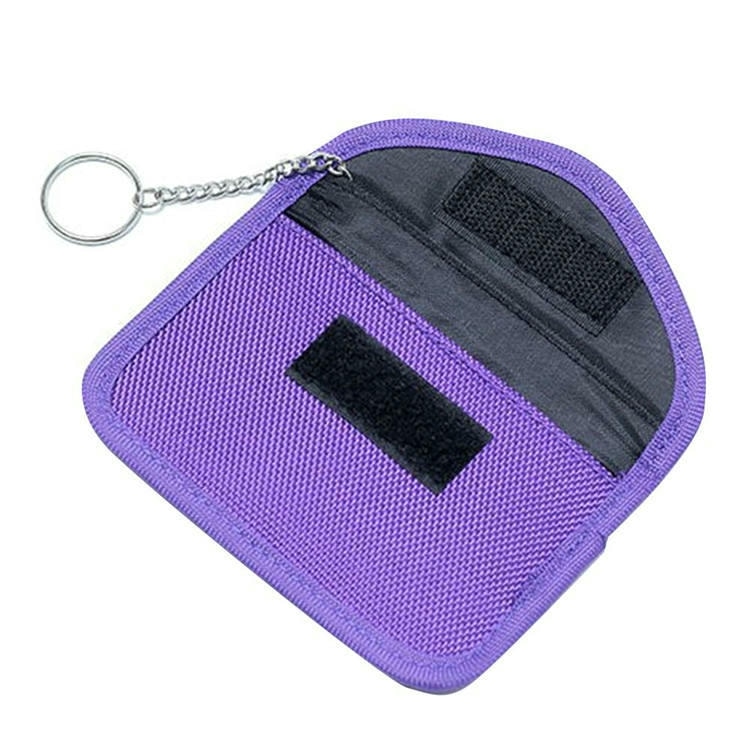 Privezak za automobilski ključ postavljen je u torbicu za blokiranje RFID signala radi prikaza efikasnog sprečavanja napada daljinskim pojačavanjem signala.