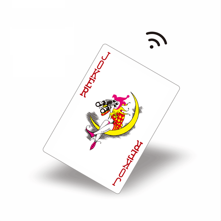 Putnik prislanja RFID propusnicu za prevoz na ulaznu kapiju stanice metroa radi prikaza brze beskontaktne provere.