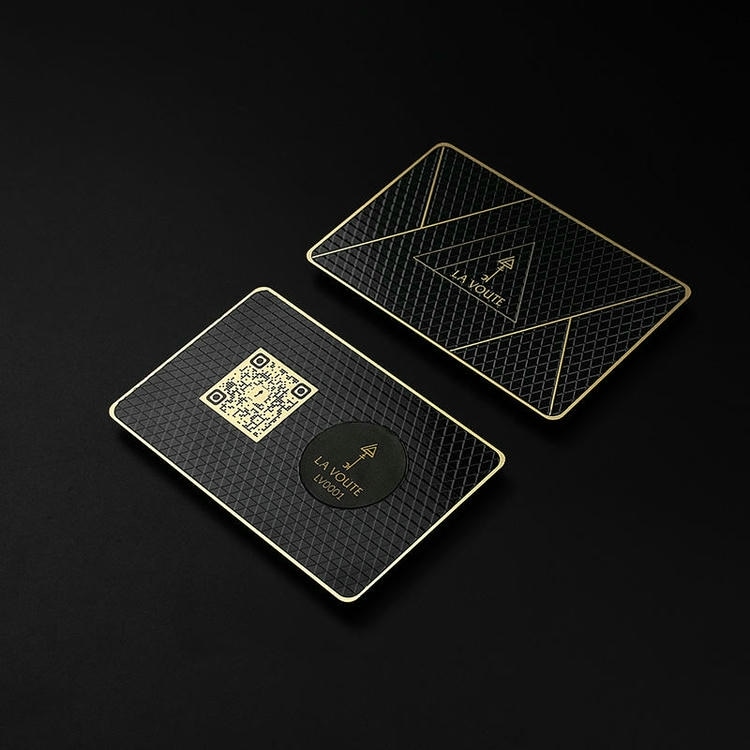 Velika serija RFID kartica za teretanu po meri sa živopisnim bojama i oštrom štampom spremna je za podelu članovima fitnes kluba.