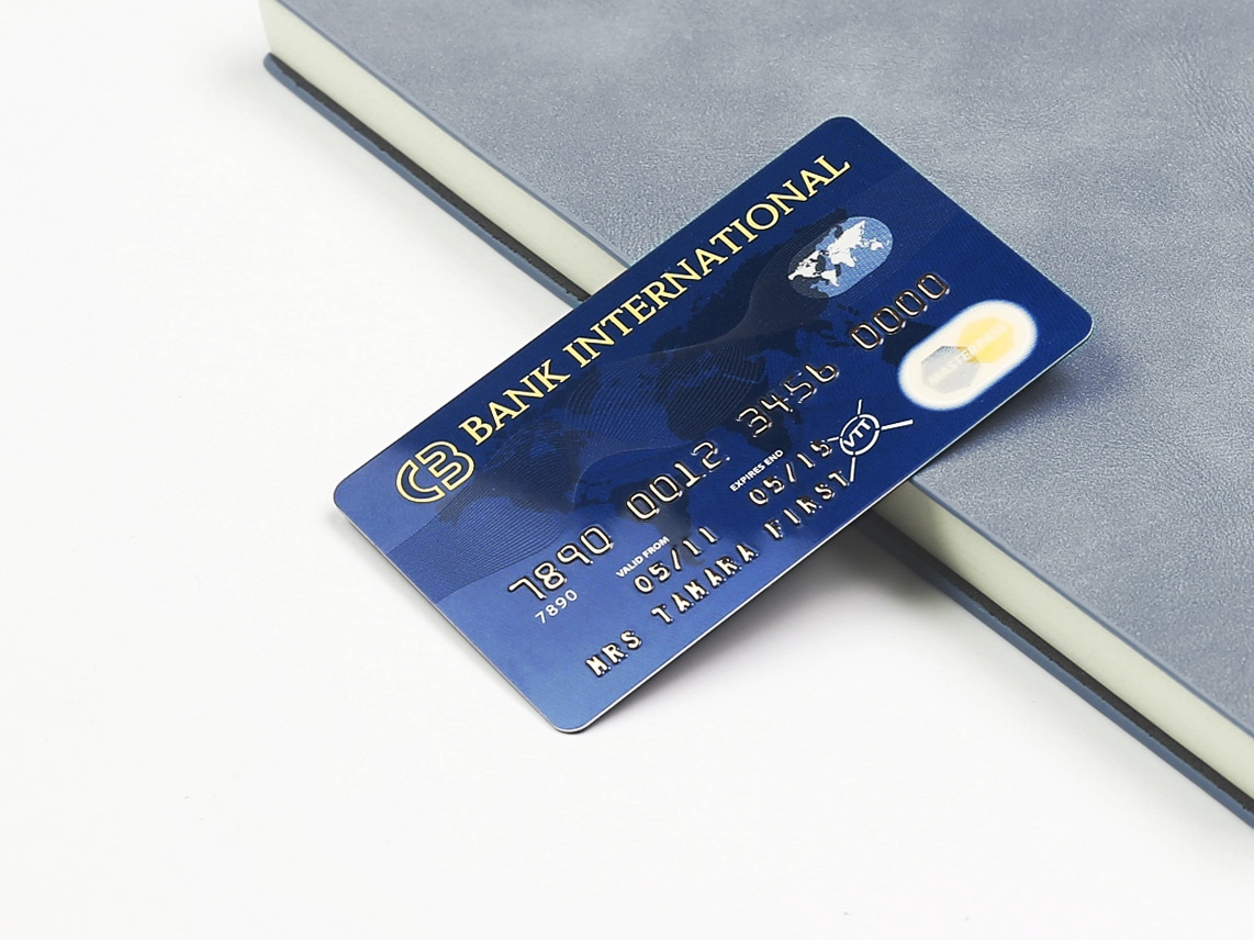 Uporedni prikaz jedan pored drugog koji pokazuje vizuelnu razliku između sjajne i mat površinske završne obrade na visokokvalitetnim RFID karticama.