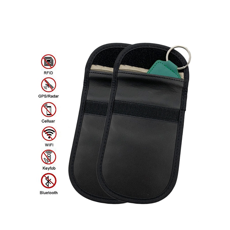Kompaktna RFID torba za blokiranje drži se u ruci kako bi se pružilo jasno poređenje veličine za prenosnu i džepnu zaštitu podataka.