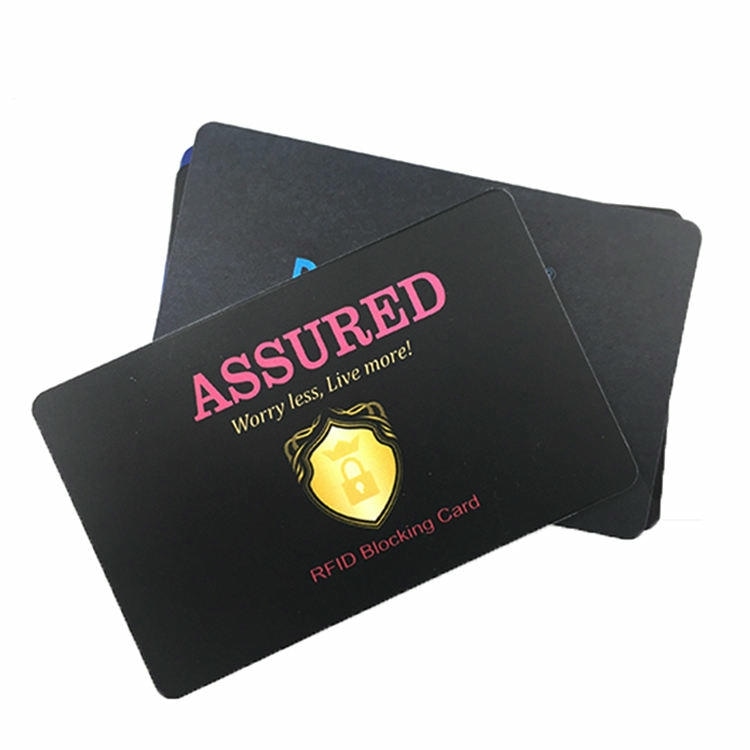 RFID zaštitna kartica ASSURED sa grbom štita prikazana je preko drugih kartica kao poruka o svakodnevnoj zaštiti beskontaktnih podataka.
