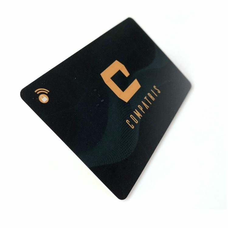 Crna RFID zaštitna kartica sa zlatnim logotipom COMPATRIOTS i beskontaktnim simbolom prikazana je kao brendirana sigurnosna kartica.