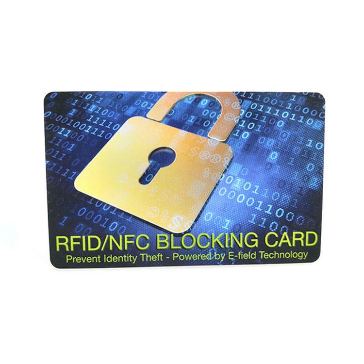RFID i NFC zaštitna kartica sa zlatnim katancem na plavoj binarnoj pozadini prenosi poruku o zaštiti identiteta od krađe u novčaniku.